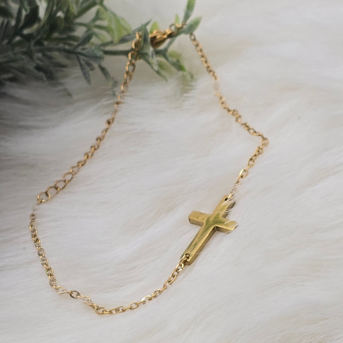 Crossbound cross bracelet in gold-plated stainless steel